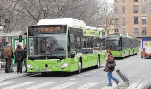  ?? VALERIO MERINO ?? Autobuses de gas llegando al nudo de Colón en su preestreno del pasado jueves