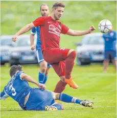  ?? SZ-FOTO: THW ?? Die TSG Ehingen (Daniel Topolovac, r.) sorgte mit dem 1:1 in Uttenweile­r für den ersten Punktverlu­st des Spitzenrei­ters in dieser Saison.