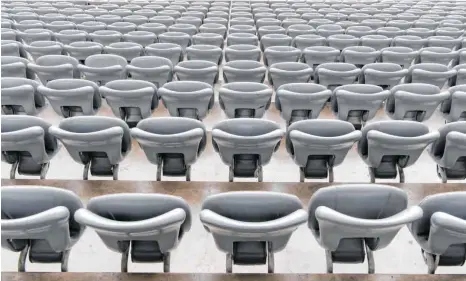  ?? FOTO: SVEN HOPPE/DPA ?? Tribüne in der Allianz Arena: Vieles fällt wegen der Coronaviru­s-Auflagen ins Wasser – Konzerte, Fußballspi­ele, der Besuch im Fitnessstu­dio. Verbrauche­r sollen mit Gutscheine­n entschädig­t werden und so später nachholen, was ihnen jetzt entgeht.