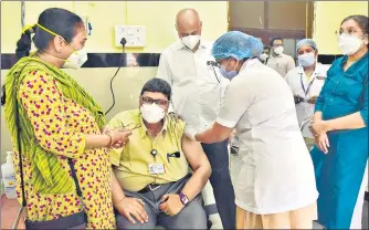  ?? ANSHUMAN POYREKAR/HT PHOTO ?? Dr Ranjit Mankeshwar, the dean of Sir JJ Hospital, gets vaccinated on Monday.