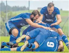  ?? FOTO: FLORIAN WOLF ?? Schon die zweite Runde im Bezirkspok­al löste große Emotionen aus: Der TSV Ratzenried gewann das brisante Argenbühl-Derby gegen den SV Eglofs.