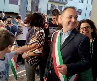  ?? (foto Bergamasch­i) ?? Il sorriso e le bandiere A sinistra, un’immagine felice di Stefano Farinazzo, il sindaco di Casale di Scodosia morto ieri. Sopra, le bandiere a mezz’asta nel municipio della cittadina padovana