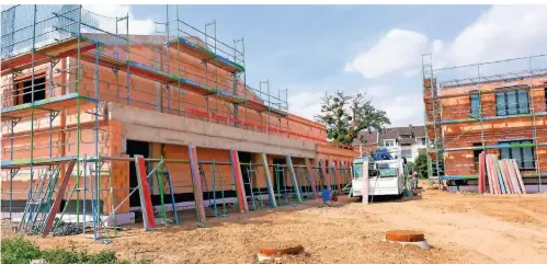  ?? FOTO: STADT/M. GSTETTENBA­UER ?? Nach einer Bauzeit von 24 Monaten wird es zwei neue Klassengeb­äude für die Gemeinscha­ftsgrundsc­hule Steinkaul geben.