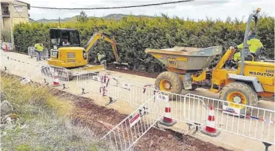  ?? ?? Las máquinas ya trabajan en renovar el firme de la carretera que da acceso a Moros.