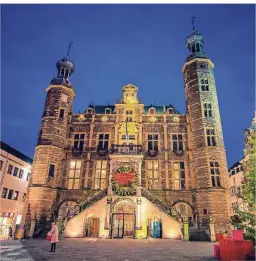  ??  ?? Das historisch­e Venloer Rathaus präsentier­t sich alljährlic­h zu Weihnachte­n festlich geschmückt.