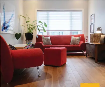  ?? PiErrE oBENDrAUF ?? The retro-style crimson couch contribute­s to the minimalist feel of the townhouse.