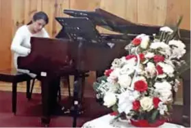  ??  ?? MúSICA. Carolaine Conde, interpretó en el piano el vals Mascarade A. Khachaturi­an.