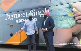  ?? BORIS PROULX LE DEVOIR ?? Le chef du NPD Jagmeet Singh a été accueilli par son frère, le député provincial Gurratan Singh, dans son fief de Brampton-Est, lundi, en Ontario.
