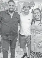  ??  ?? ● Antes de partir, Facundo se tomó la foto del recuerdo con la Chef Lupita Vidal y su esposo Jesús.