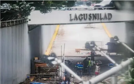  ?? PHOTOGRAPH BY YUMMIE DINGDING FOR THE DAILY TRIBUNE @tribunephl_yumi ?? WORKERS rush repair job at the Lagusnilad in front of the Manila City hall Wednesday after being given ultimatum by Mayor Honey Lacuna who echoed the frustratio­n of commuters over the prolonged duration of the repair.