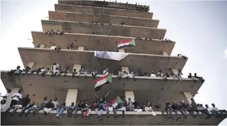  ?? AP ?? Protesters chant pro-democracy slogans from an incomplete tower block in Sudan’s capital, Khartoum
