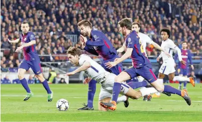  ??  ?? tidak diberikan sepakan penalti selepas Alonso dijatuhkan Pique dalam kotak penalti pada aksi di Nou Camp, Barcelona Rabu lepas.