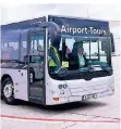  ?? FOTO: FLUGHAFEN ?? Per Bus konnten Besucher den Flughafen kennenlern­en.