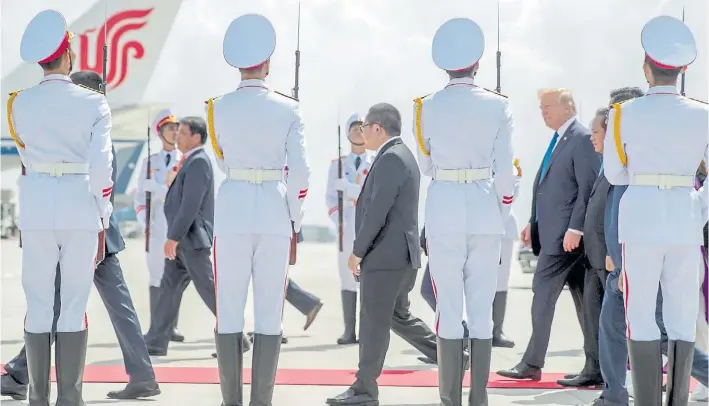  ?? AP ?? Bienvenida. Soldados vietnamita­s montan una guardia especial en homenaje a la llegada al país del presidente norteameri­cano poco antes de la previa a la inauguraci­ón de la APEC.