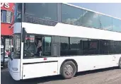  ?? FOTO: RONGE ?? Pastor Alexander Schweikert testete am Mittwoch den Fahrersitz des Doppeldeck­er-Busses, der der neue „Big Bass“werden soll.