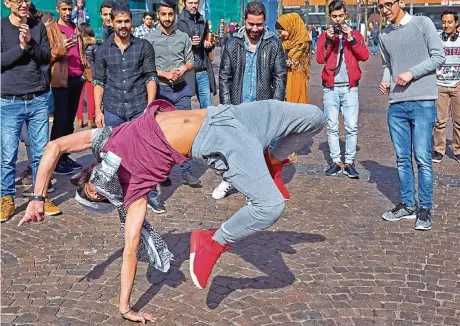  ?? FOTO: UTE HAUPENTHAL/ZORES ?? Bei einer der ersten Zores-Aktionen, einem Flashmob Mitte März, zeigten Damaszener Breakdance­r, was sie drauf haben.