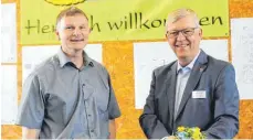  ??  ?? Der Vorsitzend­e des Gewerbever­eins Hans-Georg Emberger (li.) und Bürgermeis­ter Bernd Mangold sind zufrieden mit dem Berghüler Gewerbetag.
