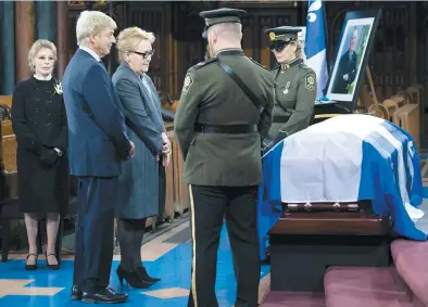  ??  ?? Pauline Marois et son conjoint, Claude Blanchet, se sont recueillis devant le cercueil de Bernard Landry à la basilique Notre-dame. « Le visage du Québec est différent grâce à [lui] », dit-elle.