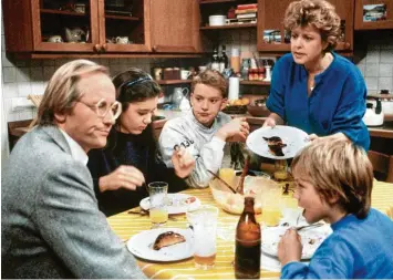  ?? Foto: dpa ?? Das waren noch Zeiten in der Lindenstra­ße. In der Familie Beimer ging es oft hoch her. Mutter Beimer 1986 mit ihrem Hansemann, der Tochter Marion sowie den Söhnen Benny und Klausi (von links nach rechts).