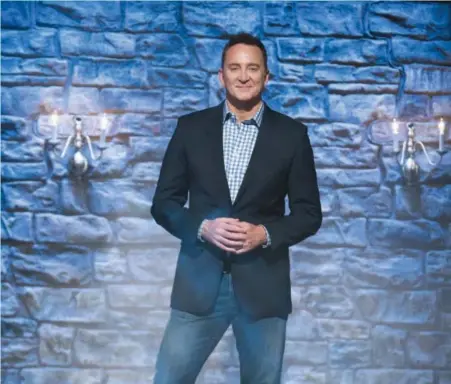  ?? By Michelle Rose ?? Clinton Kelly hosts “Haunted Gingerbrea­d Showdown”