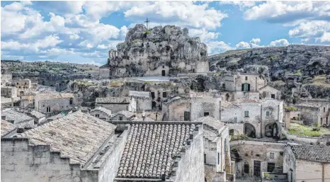  ?? FOTOS: DPA ?? Alte Höhlensied­lungen machen die Felsenstad­t Matera zu etwas Besonderem.