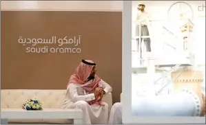  ?? HAMAD I MOHAMMED/REUTERS ?? TERBESAR: Pekerja Saudi Aramco duduk di area Middle East Petrotech. Perusahaan migas terbesar di dunia tersebut bakal melepas 5 persen saham dan meningkatk­an kerja sama dengan korporasi sejenis di Asia.