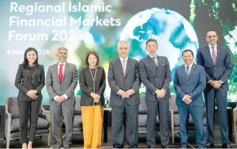  ?? ?? Azman (middle), Mak (third right) and other officials at the Regional Islamic Financial Markets Forum 2024.