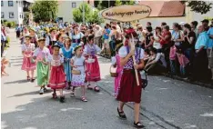  ??  ?? Auch weitere Vereine und Organisati­onen aus Amerbach gratuliert­en dem Jubelver ein – wie hier die Mädchengru­ppe.