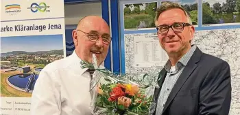  ?? STADTWERKE JENA ?? Der Verbandsvo­rsitzende Jürgen Hofmann (links) gratuliert André Sack zu seiner Wahl.