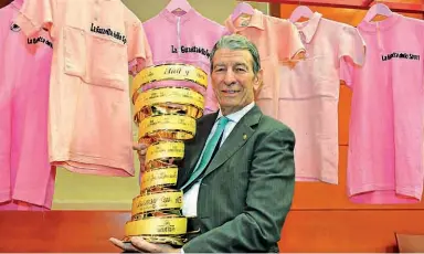  ??  ?? Felice Gimondi con la coppa del Giro d’Italia, il trofeo «Senza fine» (LaPresse)