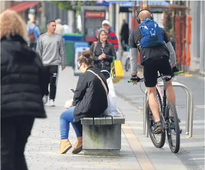  ?? Picture: Phil Hannah. ?? A cyclist in High Street, Perth, rides close to pedestrian­s.