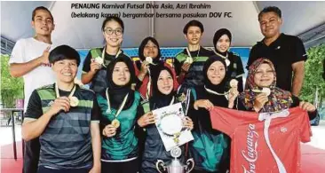  ??  ?? PENAUNG Karnival Futsal Diva Asia, Azri Ibrahim (belakang kanan) bergambar bersama pasukan DOV FC.