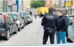  ?? ESTHER GÓMEZ / EFE ?? Agentes policiales junto al camión en el que fue hallado el fallecido.