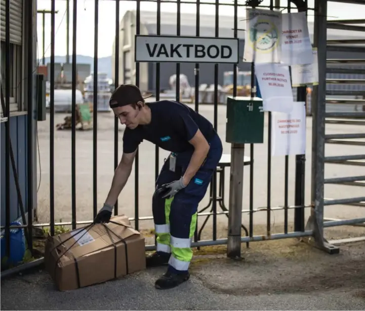  ??  ?? Leveranse av smittevern­ustyr er den einaste aktivitete­n på Havyard måndag. Nikoden Jasinski frå Postnord går ikkje lenger enn til porten.