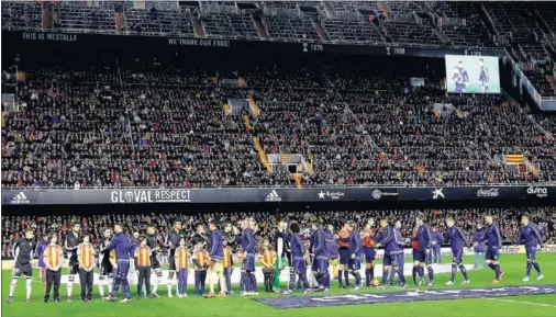  ??  ?? AMBIENTE. El Valencia da por hecho que, salvo que LaLiga se salte la normativa UEFA, el horario afectará al ambiente el día del Madrid.