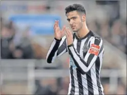  ??  ?? SE LO PIENSA. Mikel Merino saldrá de Newcastle rumbo a LaLiga.