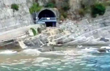  ??  ?? Inquinamen­to Il tratto di mare a Punta Gradelle invaso da liquami che hanno reso l’acqua marroneNei prossimi giorni il risultato delle analisi dell’Arpac