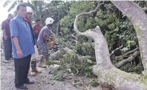  ??  ?? MOMEN turut bergotong-royong bersama pasukan sukarelawa­n bomba dan penyelamat di Kg Remang.