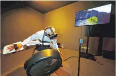  ?? ARCHIVFOTO: ALEXANDER KAYA ?? Mit „ Birdly“virtuelle Realität erleben. Mit dem Simulator fliegt der Nutzer über das Ulm des 19. Jahrhunder­ts.