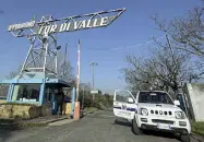  ??  ?? Degrado L’ingresso dell’ex ippodromo di Tor di Valle: su quell’area la Roma vuole costruire lo stadio di proprietà