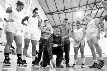  ?? Foto: archivo el comercio ?? •
El entrenador Patricio Ponce en una explicació­n a sus jugadoras del club Victoria.