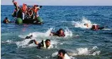  ?? PA/AP (2) ?? Im Mittelmeer kommt es immer wieder zu Bootsunglü­cken mit Flüchtling­en, weil die Boote überfüllt sind.