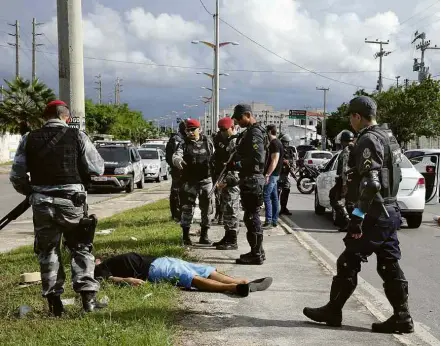  ?? Kleber A. Gonçalves - 8.abr.18/Diário do Nordeste ?? Vítima de assassinat­o em Fortaleza, uma das capitais mais violentas do país