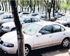  ??  ?? Los vehículos son responsabi­lidad del nuevo dueño desde que salieron de San Lázaro, como ocurrió con los autos de la foto que fueron rematados en 2015.