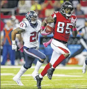  ?? KEVIN C. COX / GETTY IMAGES ?? Leonard Hankerson took advantage of the Texans defenders keying on star wide receiver Julio Jones to snag a short pass from quarterbac­k Matt Ryan over the middle and race 55 yards to the 6-yard line last week in the Falcons’ runaway victory.