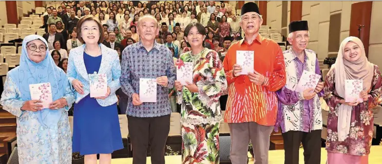  ?? Photos: LOW lay PHON/THE star ?? Tunku puteri intan safinaz (centre) with (from left) asmah, Nagaishi, Koh, Zainal abidin, Hamzah and Nurul Nabilah at the launch. —