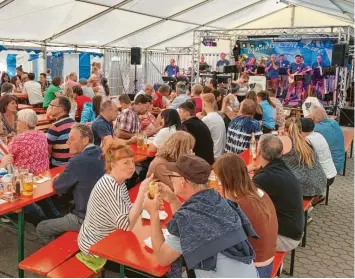  ?? Fotos: Georg Lohner ?? Beim Straßenfes­t in Handzell waren die Plätze im Festzelt meist voll besetzt. Die Schmankerl aus der Straßenfes­t-Küche waren begehrt.