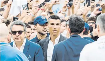  ?? FOTOS: EFE ?? Cristiano Ronaldo estuvo tranquilo y relajado durante todo el día. Antes de empezar las pruebas médicas, CR7 salió a la calle para saludar a su nueva hinchada y se quedó durante unos minutos firmando autógrafos ante unos tifosi eufóricos