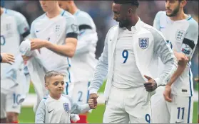  ?? FOTO: GYI ?? Defoe hizo feliz a Bradley El niño, enfermo de cáncer, salió a Wembley con su ídolo