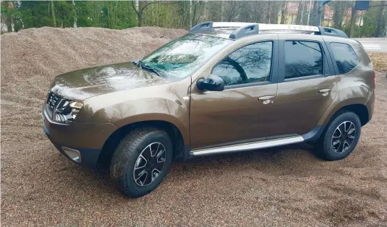  ??  ?? LITE FINARE. Dacia Duster har pyntats både ute och inne i Black Shadow-versionen. Dieselauto­mat är den lockande kombinatio­nen.